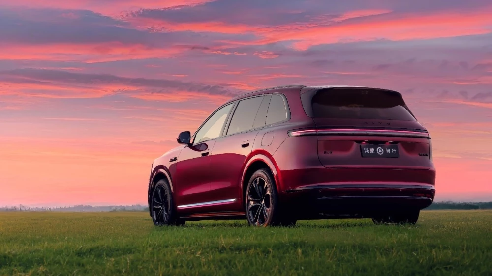 Новый кроссовер Aito M7 нового поколения сбоку сзади