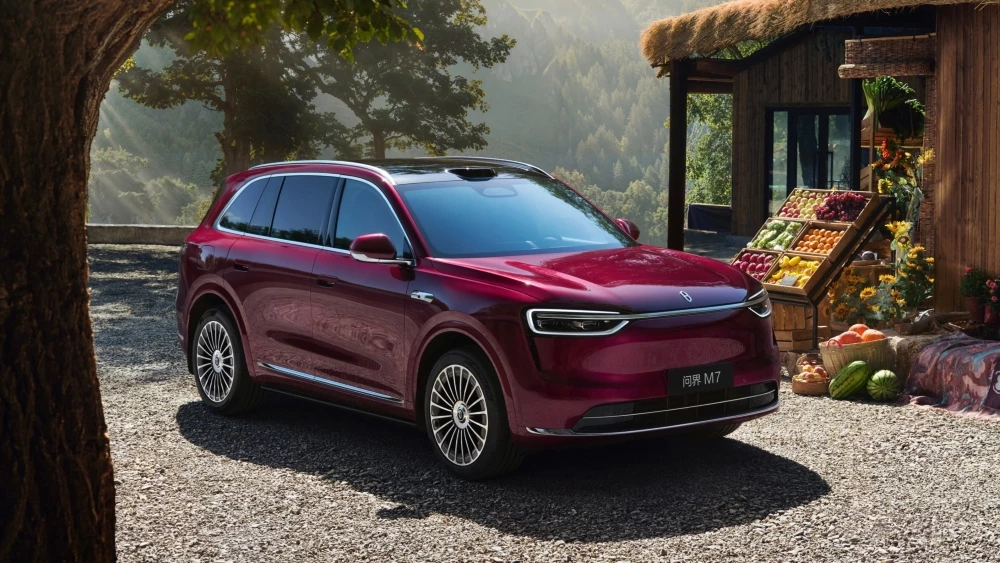 Новый кроссовер Aito M7 нового поколения сбоку спереди