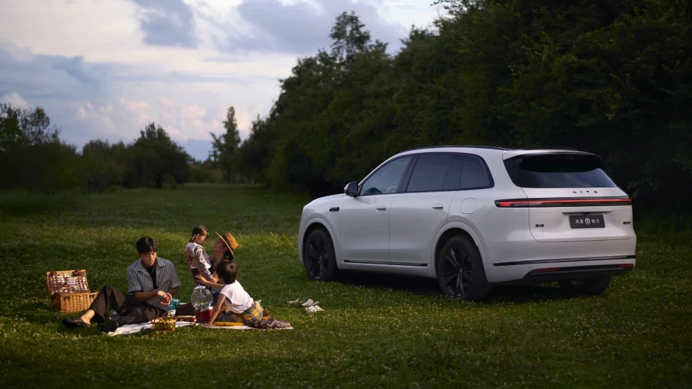 Новый кроссовер Aito M7 нового поколения сбоку сзади семья природа