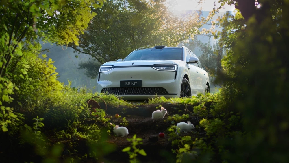 Новый кроссовер Aito M7 нового поколения сбоку спереди