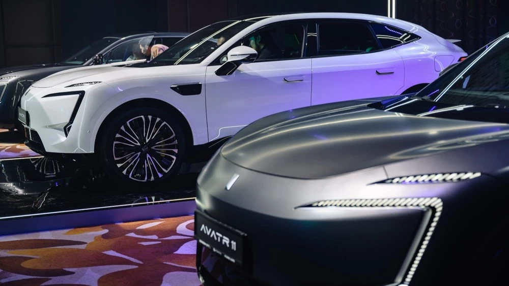 Купе-кроссоверы Avatr 11 на презентации в Казахстане сбоку