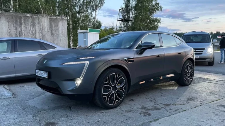 avatr 11 электромобиль сбоку спереди кроссовер серый реальный запас хода тест