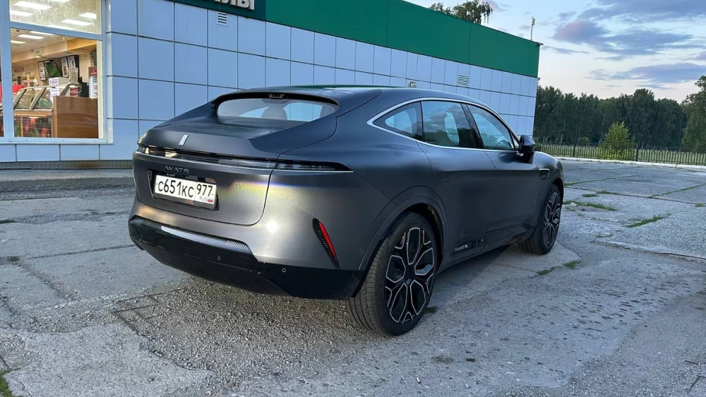 avatr 11 электромобиль сбоку сзади кроссовер серый реальный запас хода тест
