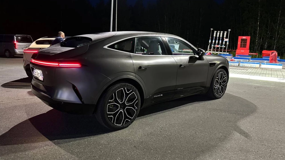 avatr 11 электромобиль сбоку сзади кроссовер серый реальный запас хода тест