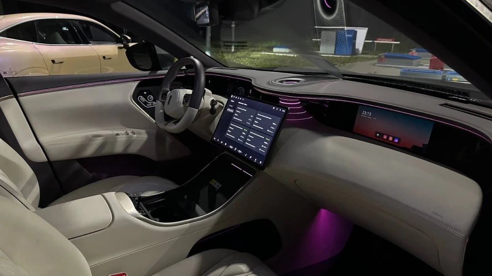 avatr 11 электромобиль кроссовер салон белый реальный запас хода тест