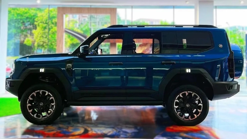 jetour zongheng g700 внедорожник сбоку у дилера