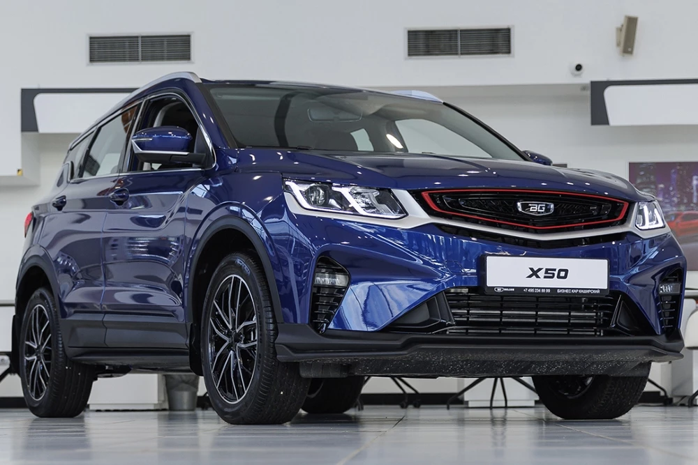 belgee x50 бизнес кар у дилера автосалон сбоку спереди