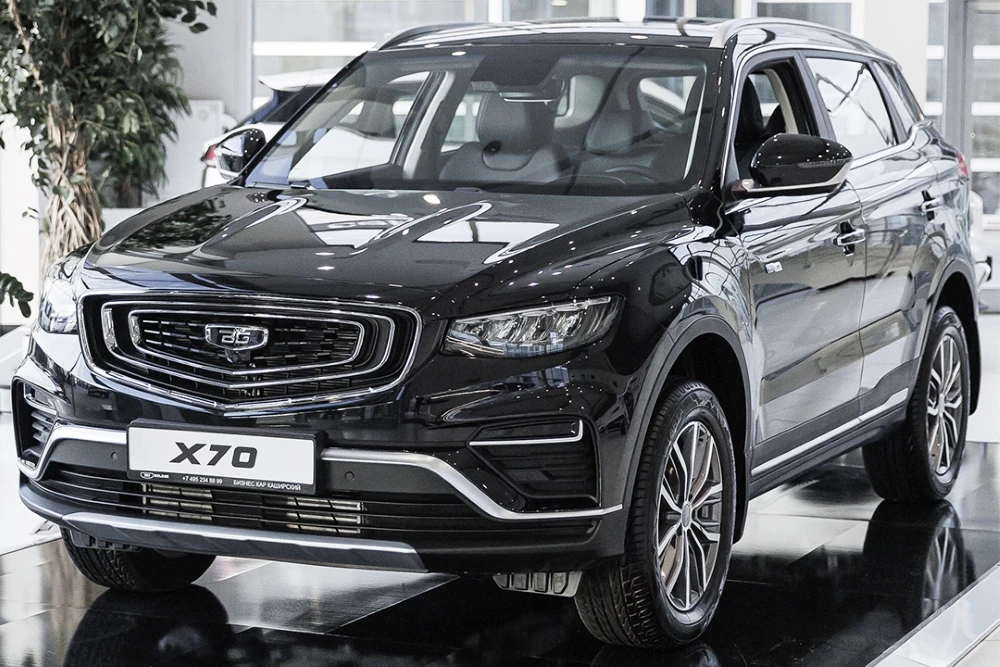 belgee x70 бизнес кар у дилера автосалон сбоку спереди