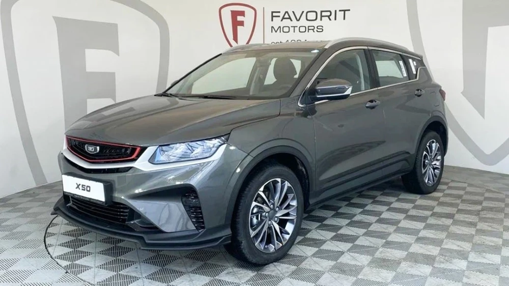 Belgee x50 сбоку спереди у дилера в автосалоне фаворит моторс