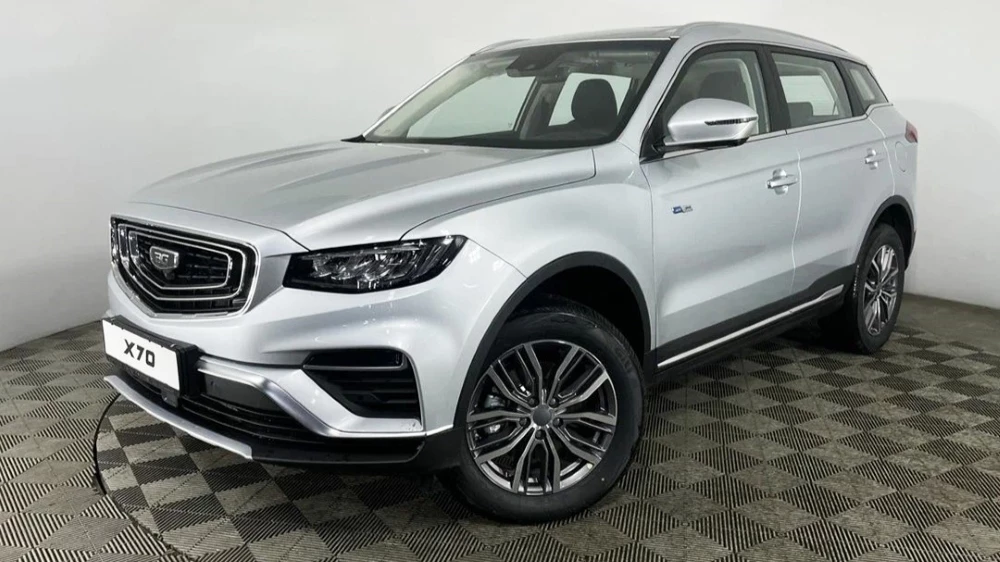 Belgee x70 сбоку спереди у дилера в автосалоне фаворит моторс