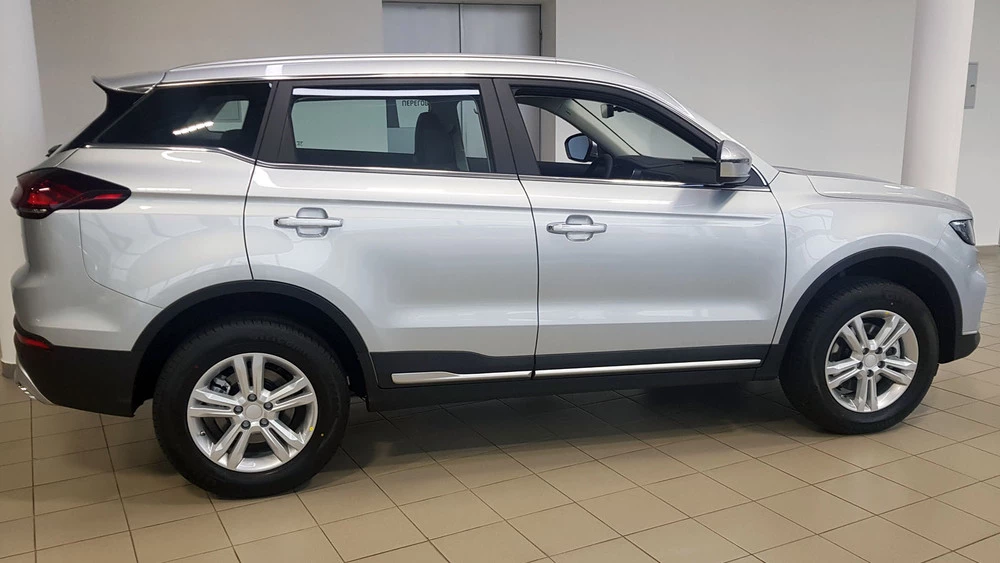 Обновленный кроссовер Belgee X70 у дилера в автосалоне в беларуси минск сбоку