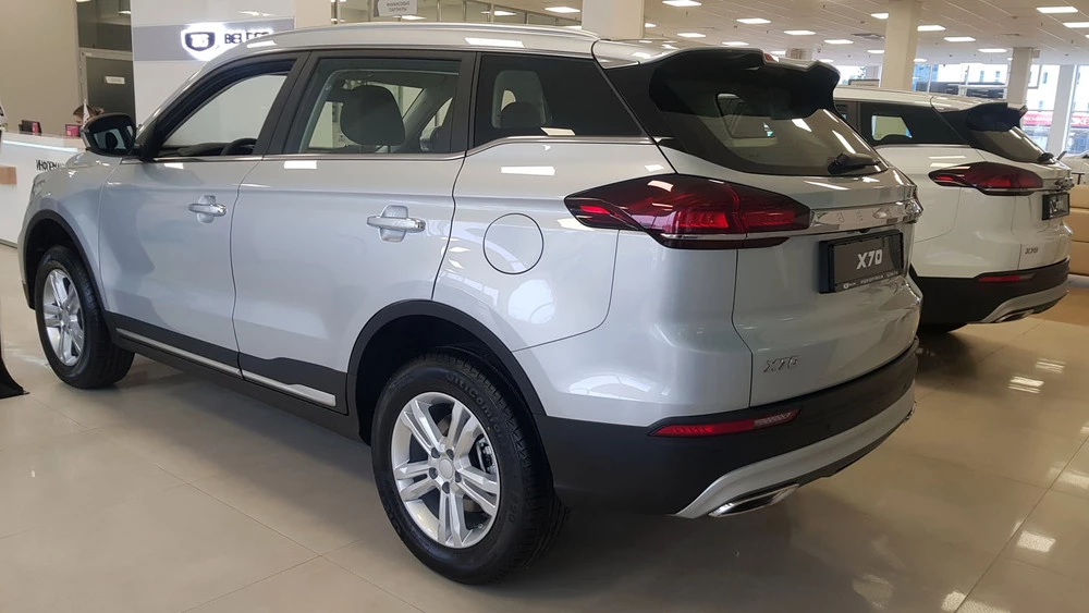 Обновленный кроссовер Belgee X70 у дилера в автосалоне в беларуси минск сбоку