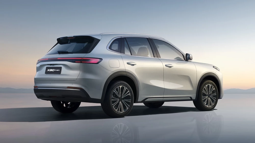 Belgee X80 PHEV сбоку сзади в беларуси