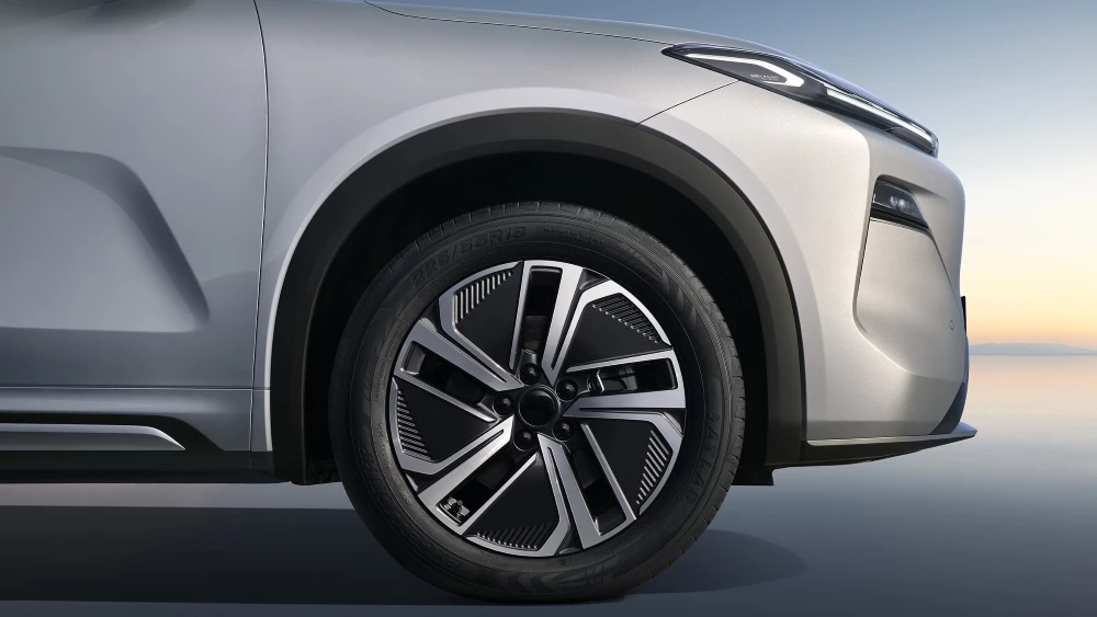 Belgee X80 PHEV сбоку колесный диск колесо