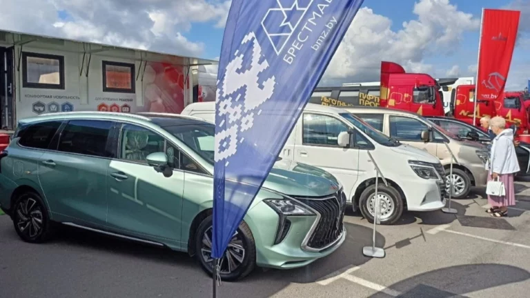 Минивэн BMG G4 сбоку брест выставка Dongfeng forthing yacht сбоку