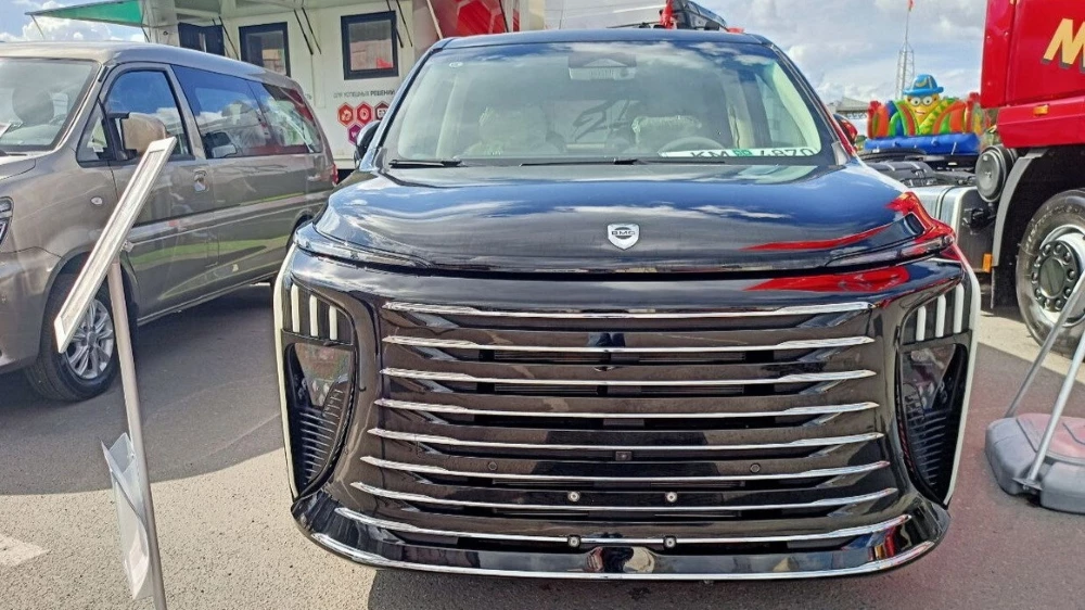 Минивэн BMG V9 сбоку брест выставка Dongfeng forthing Xinghai V9 спереди