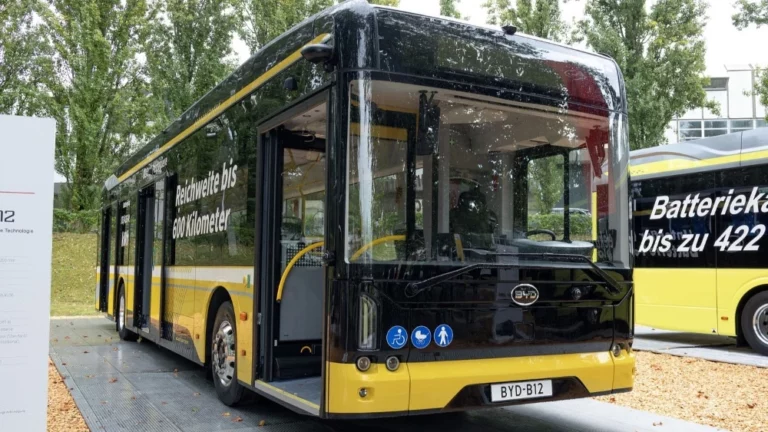 Электробус BYD B12 в Европе спереди сбоку германия