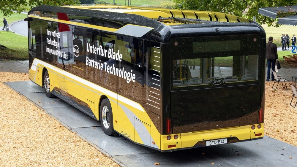 Электробус BYD B12 в Европе сзади сбоку германия