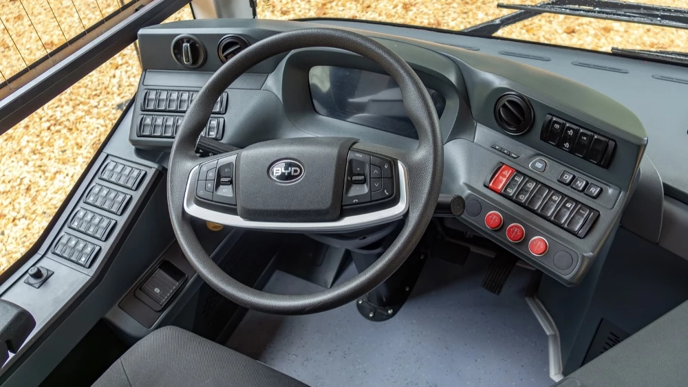 Электробус BYD B12 в Европе салон интерьер место водителя кабина