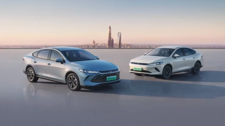 Обновленный седан BYD Qin Plus DM-i и EV 2025 года сбоку спереди