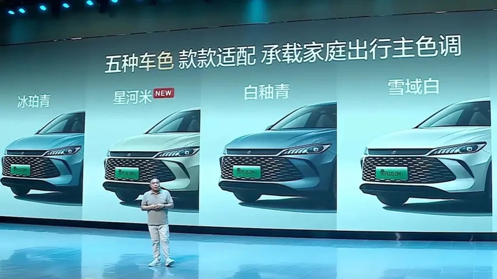 Обновленный седан BYD Qin Plus DM-i 2025 года салон цвета кузова гамма презентация