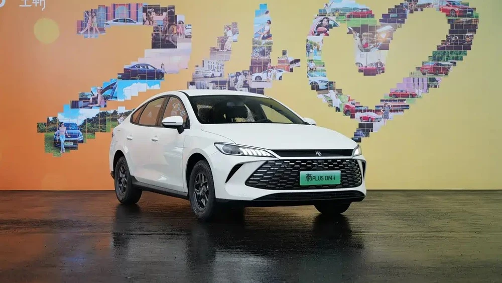 Обновленный седан BYD Qin Plus DM-i 2025 года сбоку спереди презентация