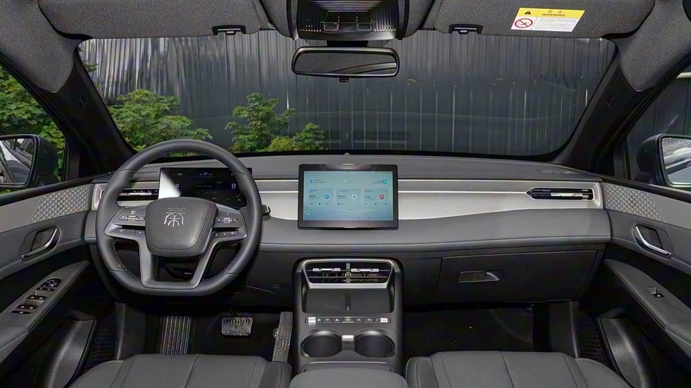 Обновленный седан BYD Qin Plus 2025 года салон интерьер