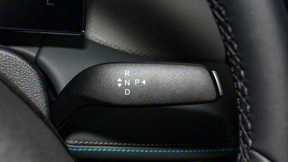 Обновленный седан BYD Qin Plus 2025 года салон интерьер подрулевой рычажок