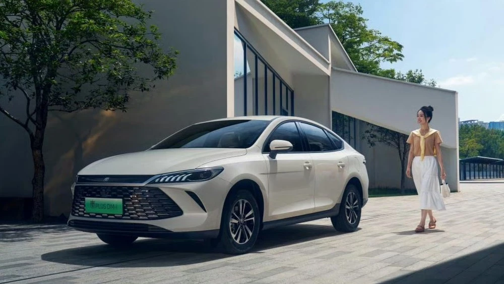 Обновленный седан BYD Qin Plus DM-i 2025 года сбоку спереди