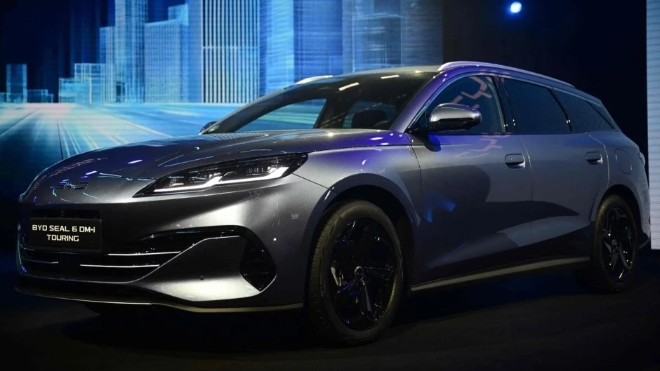 BYD Seal 6 DM-i Touring в мюнхене автосалон 2025 сбоку спереди