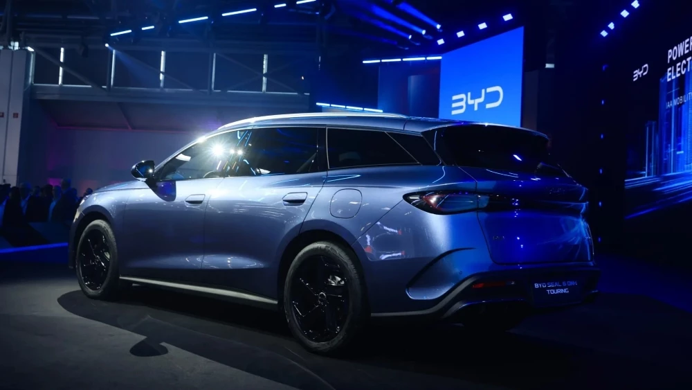 Универсал BYD Seal 6 DM-i Touring на автосалоне в Мюнхене 2025 сзади сбоку