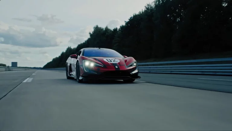 Гиперкар BYD YangWang U9 Xtreme сбоку спереди в динамике на трассе