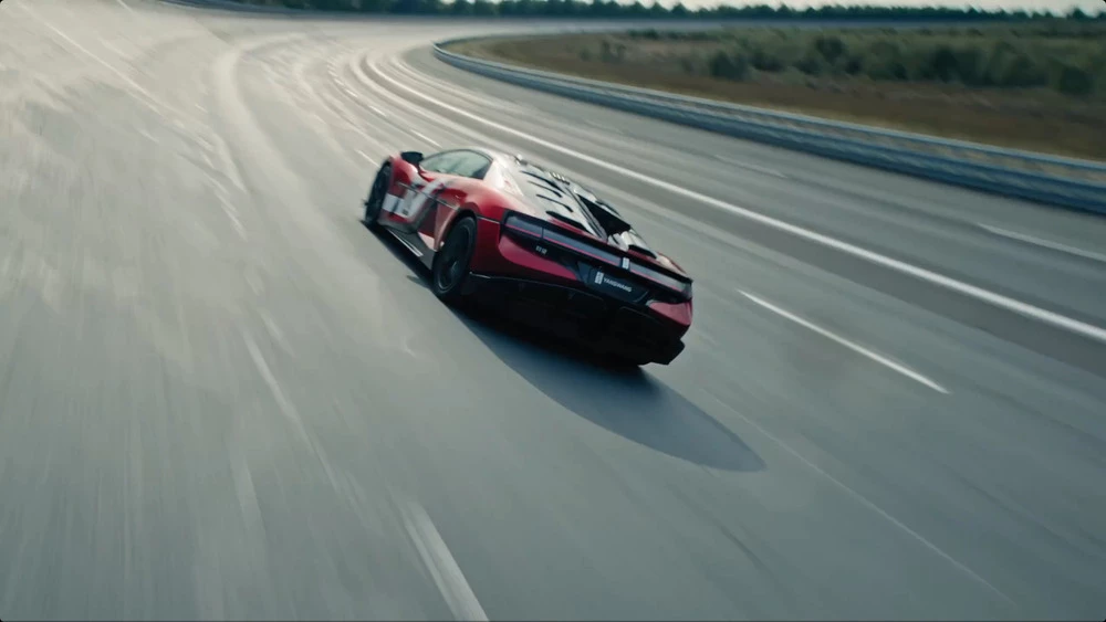 Гиперкар BYD YangWang U9 Xtreme сбоку сзади в динамике на трассе