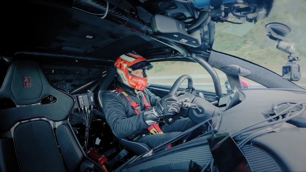 Гиперкар BYD YangWang U9 Xtreme в динамике на трассе пилот за рулем салон интерьер