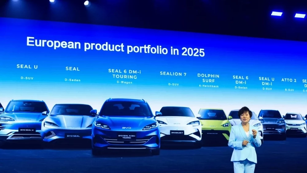 BYD стелла Ли вице-президент мюнхенский автосалон 2025