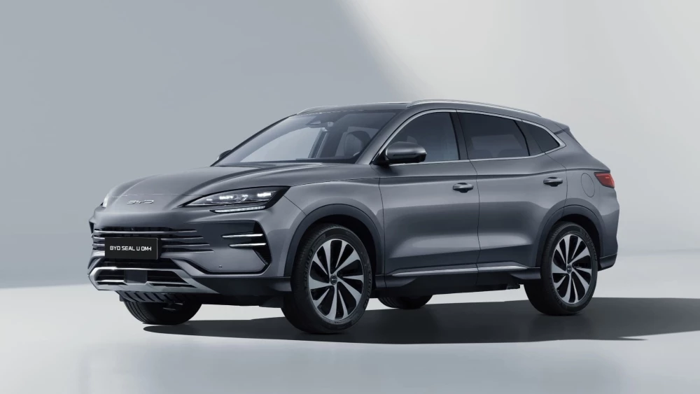 BYD Seal U DM-i в Европе сбоку спереди