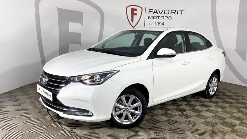 Changan Alsvin у дилера в автосалоне сбоку спереди новый купить фаворит моторс