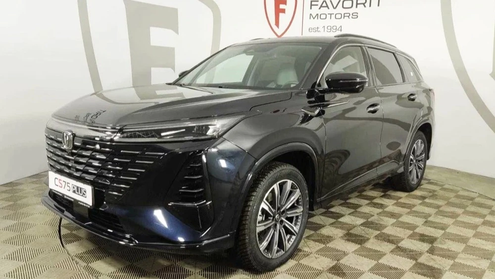 Changan CS75 Plus у дилера в автосалоне сбоку спереди новый купить фаворит моторс