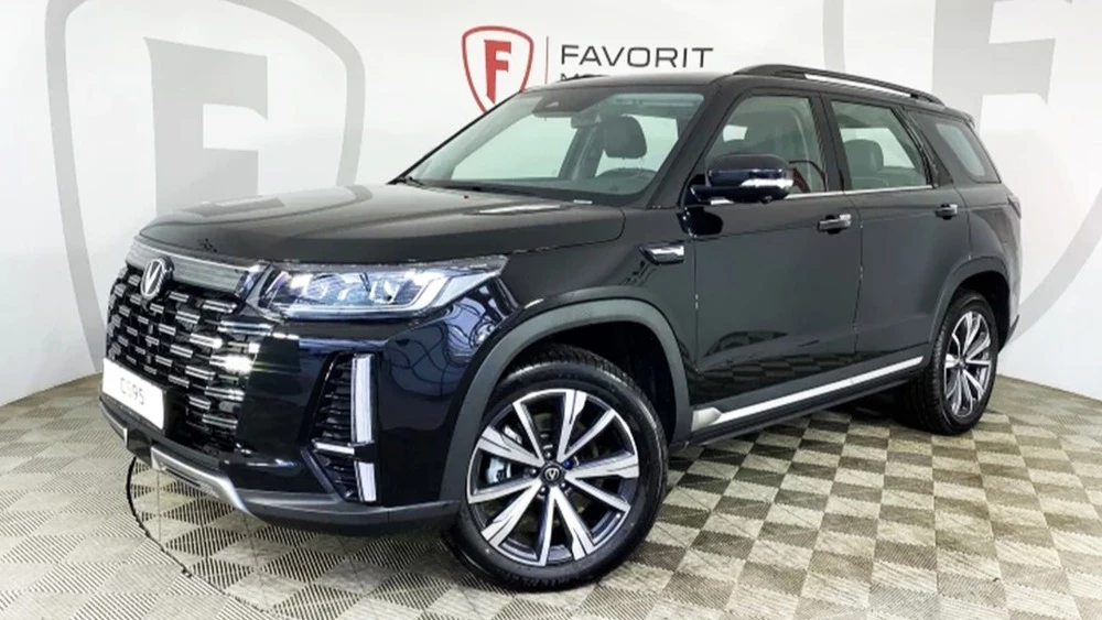 Changan CS95 Plus у дилера в автосалоне сбоку спереди новый купить фаворит моторс
