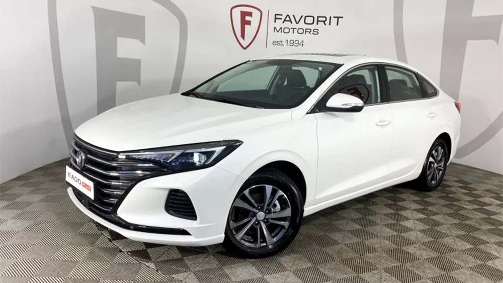 Changan Eado Plus у дилера в автосалоне сбоку спереди новый купить фаворит моторс