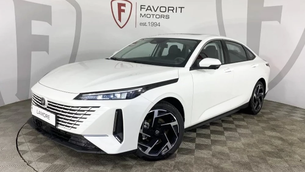 Changan Lamore у дилера в автосалоне сбоку спереди новый купить фаворит моторс