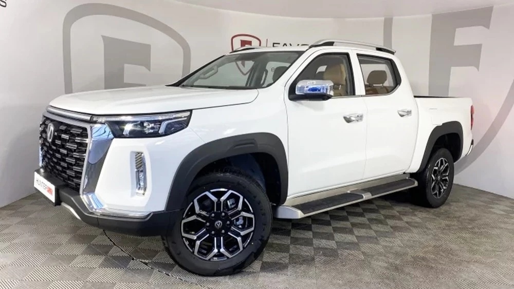 Changan Hunter у дилера в автосалоне сбоку спереди новый купить фаворит моторс