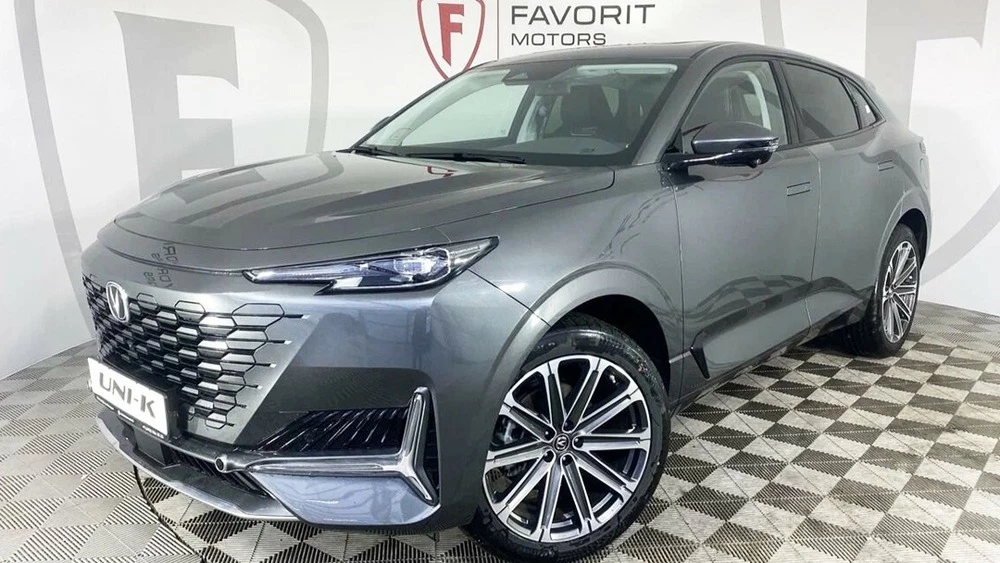 Changan Uni-K у дилера в автосалоне сбоку спереди новый купить фаворит моторс