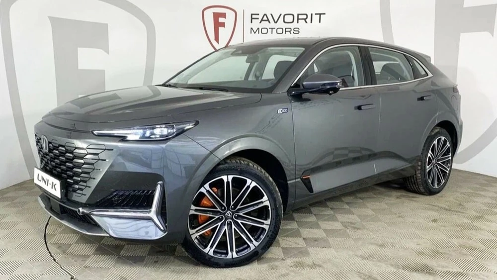 Changan Uni-K у дилера в автосалоне сбоку спереди новый купить фаворит моторс