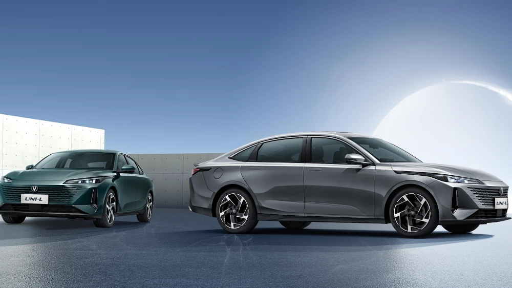 Седаны Changan Uni-L сбоку спереди в России