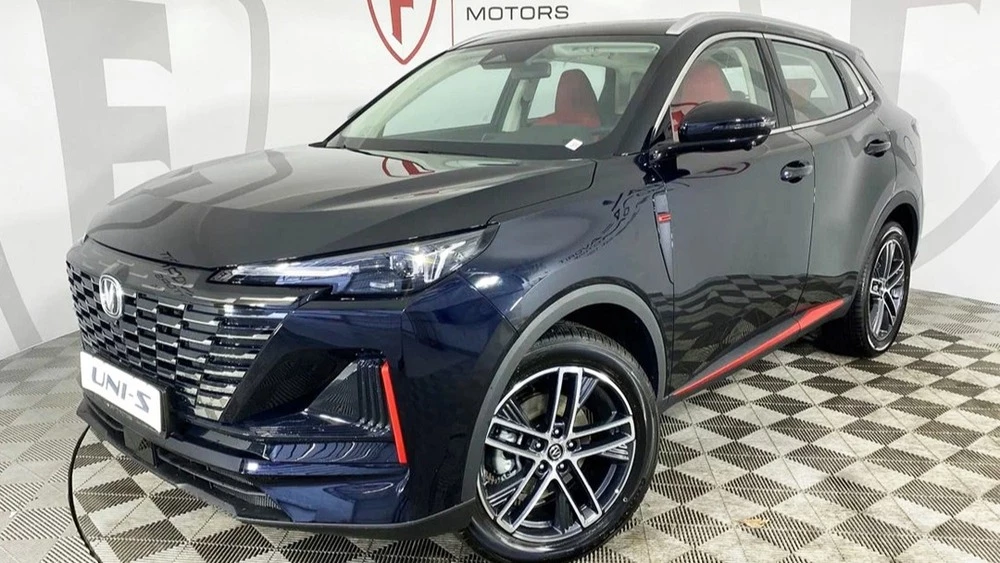 Changan Uni-S у дилера в автосалоне сбоку спереди новый купить фаворит моторс