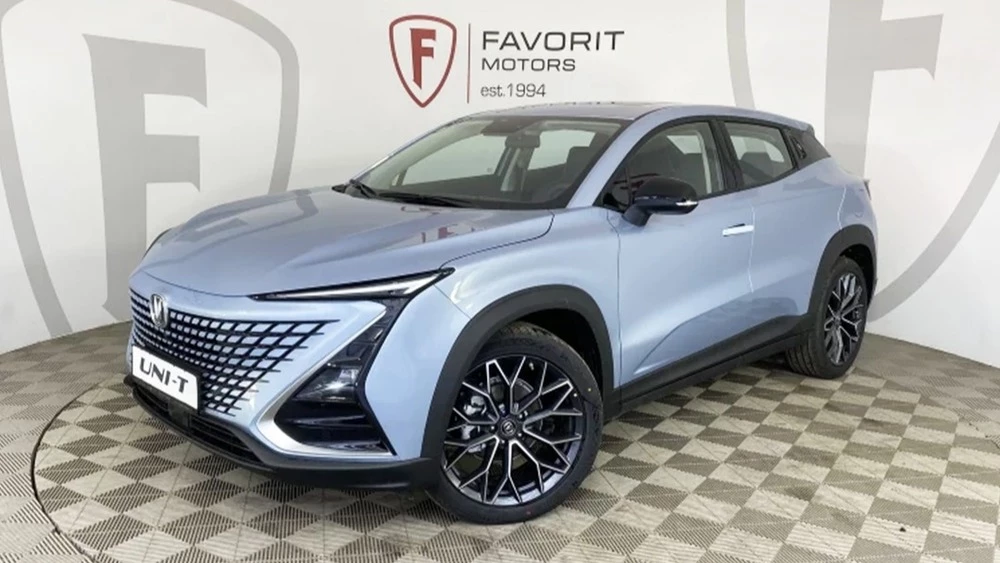 Changan Uni-T у дилера в автосалоне сбоку спереди новый купить фаворит моторс