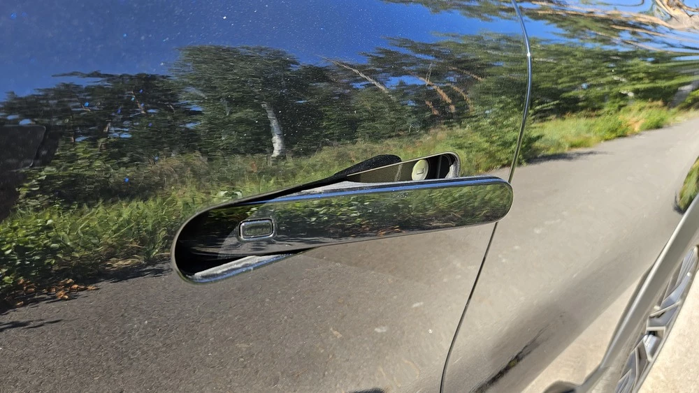 Выдвижные дверные ручки автомобилей хотят запретить в Китае. Все причины и последствия