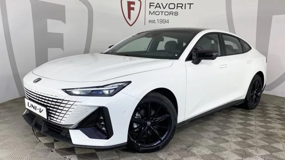 Changan Uni-V у дилера в автосалоне сбоку спереди новый купить фаворит моторс