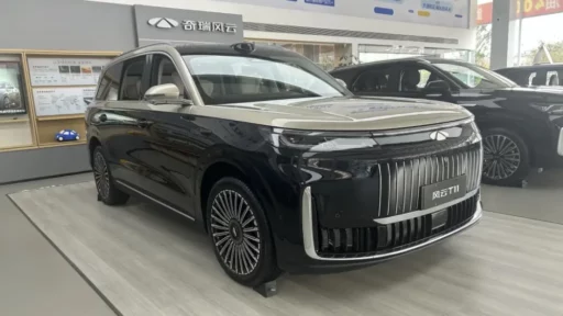 Chery Fulwin T11 сбоку спереди кроссовер двухветный гибридный у дилера
